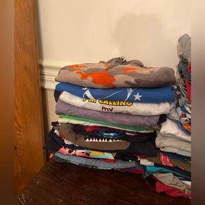 3t and 4t. Mostly shirts. Although there are several shirts and long pants